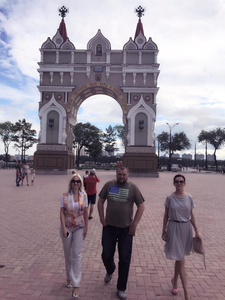 Виктория, Михаил и Елена на фоне арки