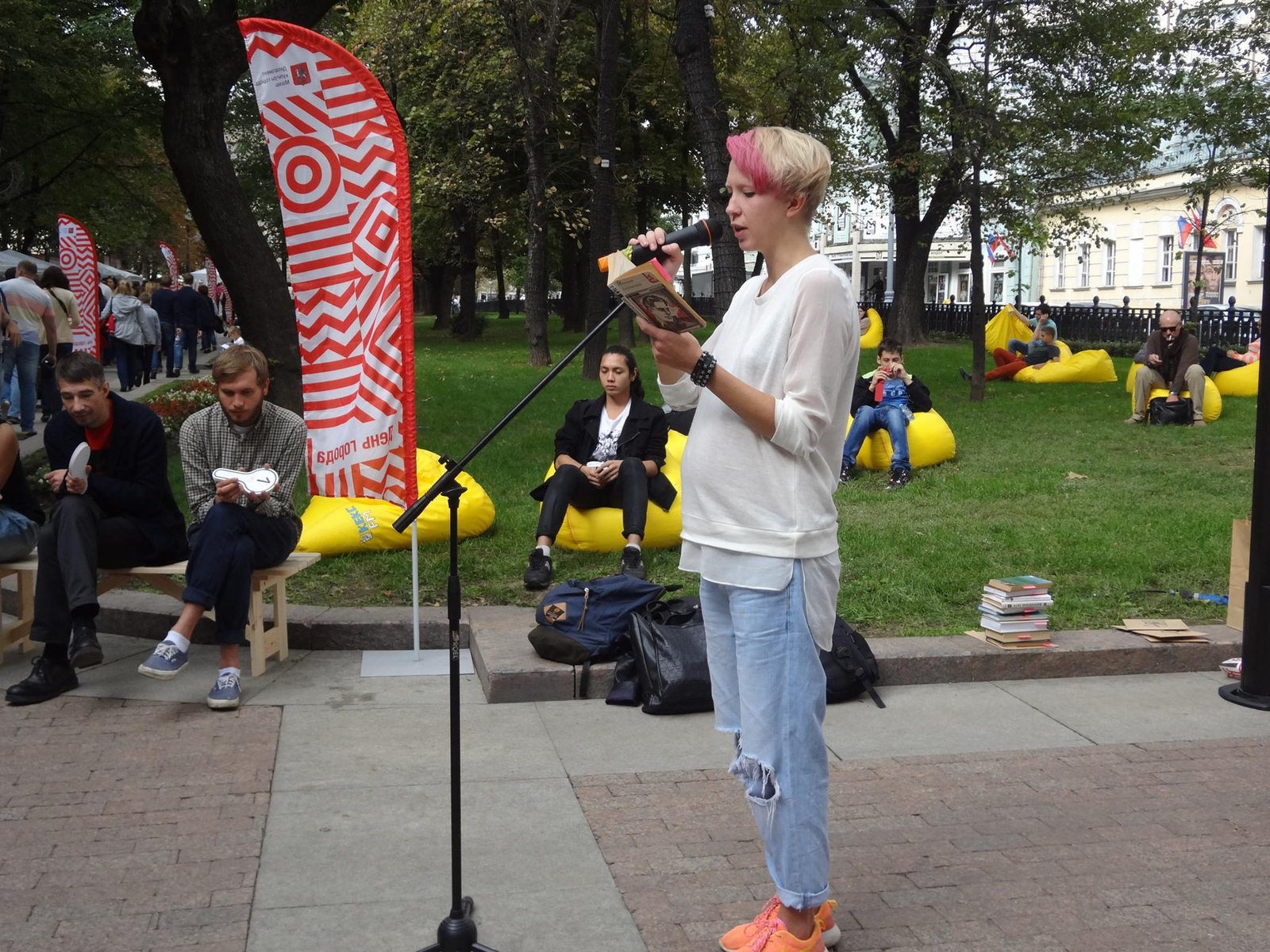 Алена на "Открой Роте" в честь дня города Москвы-2014. На втором плане два члена — Крюков и Маевский. А кто был третьим членом хоть убейте не помню